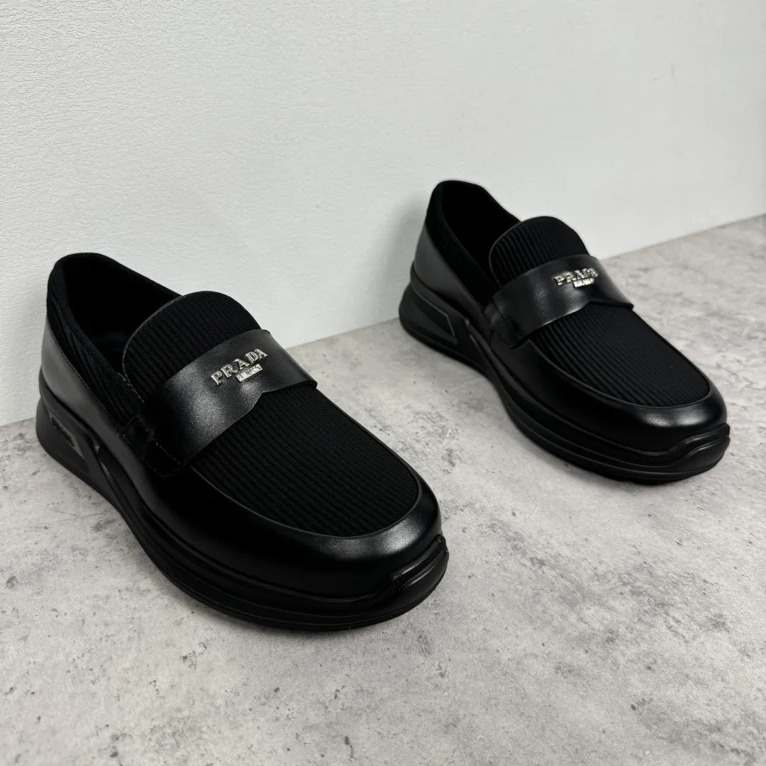 Batch 700 Prada/Prada men's matte leather thick-soled lightweight loafers! Casual fit, lightweight rubber sole slip-on driving shoes, matte calfskin wrapped around the entire upper, front body in pebbled calfskin/soft cloth, two styles available! Decorated with genuine leather buckle, front decorative details of PRADA silver letters, genuine leather feet, classic silver letter logo badge details, technical mesh lining, push-on opening and closing method, convenient and comfortable, cool and breathable! Paired with a lightweight, sporty functional thick sole, it is extremely comfortable on the feet and will not be tiring after long-term wear. It is available in multiple colors to meet different matching needs and comes with a complete package! Size: 39-40-41-42-43-44 Leather shoe size Item number: 2EE915 leather cloth black